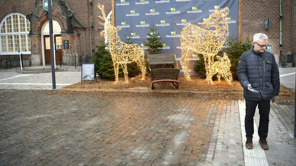 Ups. Følger man som blind eller svagtseende ledelinjerne her foran det gamle posthus, ender man midt i en stor juledekoration, og det er simpelthen ikke godt nok, mener tilgængelighedsrevisior Thomas Rud. Foto: Claus Søndberg <i>Foto: Claus Søndberg</i>
