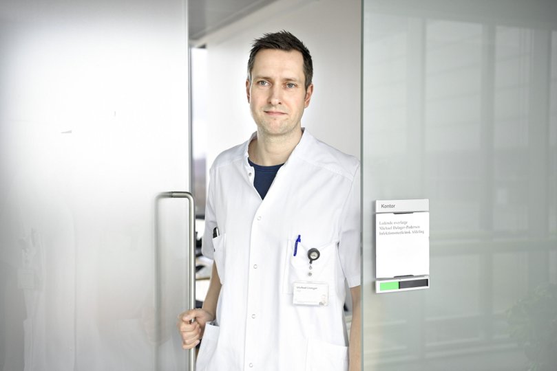 Michael-Dalager Pedersen er ledende overlæge ved infektionsmedicinsk afdeling på Aalborg Universitetshospital og har løbende været vidne til coronaudviklingen. Foto: Claus Søndberg
