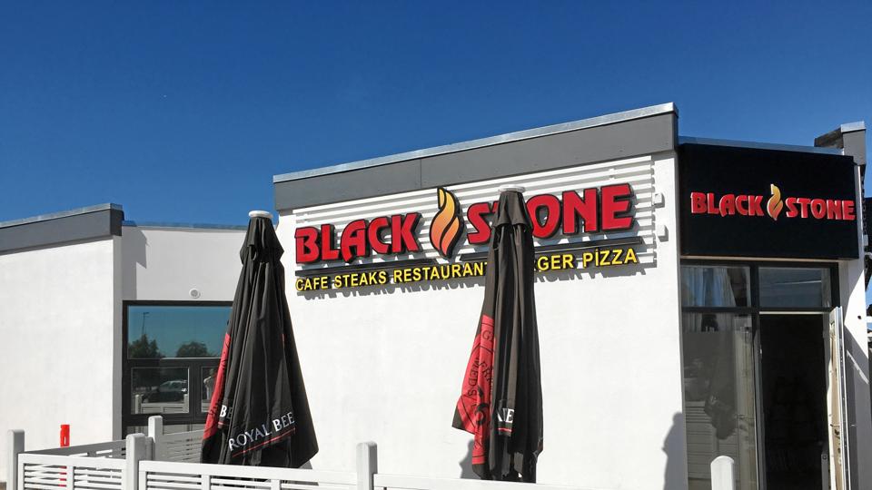 Tidligere skinnede solen på Restaurant Black Stones facade - nu er der ikke længere nogen sol at se. Facaden er nemlig blevet udskiftet. Restauranten er blevet seneste ulykkesfugl i en branche, der er hårdt ramt som følge af corona. Arkivfoto