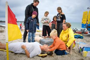 Livreddere i Vorupør: Leg skal lære børn at bade sikkert