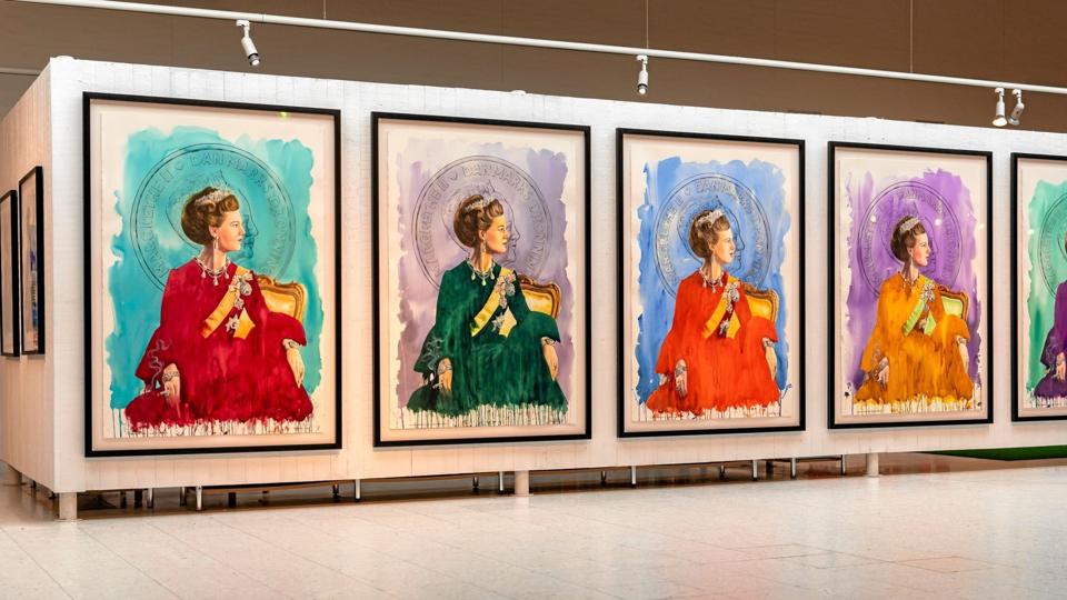 De fem store portrætter af Majestætten, nu med joint, viser kunstnerens tråde tilbage til blandt andre Andy Warhol. Og de er også teknisk flot udførte.