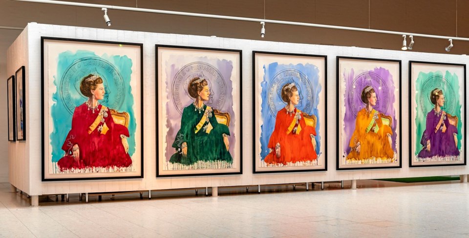 De fem store portrætter af Majestætten, nu med joint, viser kunstnerens tråde tilbage til blandt andre Andy Warhol. Og de er også teknisk flot udførte.