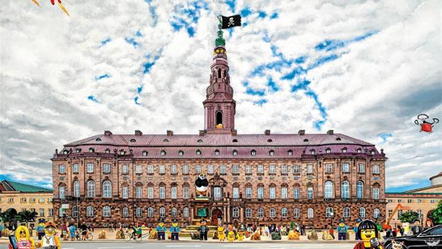 Værkerne er genkendelige danske steder og med kendte danskere - her er det Christiansborg med piratflag og Kungfu-pandaen, som Staue foran Folketinget, og værket hedder da også Pandadiplomacy. Den kan man så lige tænke over.