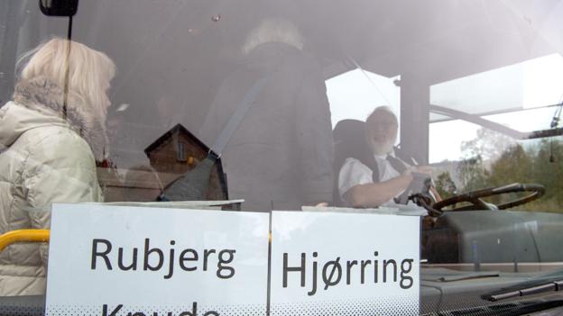 Shuttlebusserne kører fra banegårdsplasen og dyrskuespladsen i Hjørring til Rubjerg Knude Fyr. Foto: Henrik Louis