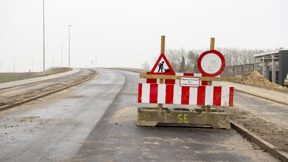 Adgangsvejen til Klepholmbroen er i øjeblikket spærret for al trafik frem til åbningen og indvielsen fredag 26. marts.