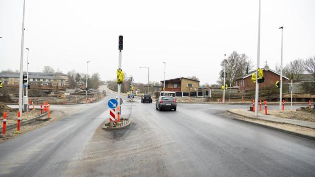 I uge 15 og dermed midt i april måned vil det nye lyssignalanlæg i vejkrydset Hobrovej/Klepholmvej/Mølledamsvej være klar til brug. Foto: Kim Dahl Hansen