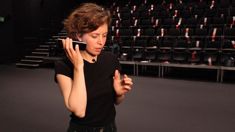 En skuespiller fra Vendsyssel Teater har læst hele manuskriptet op på nordjysk, så Lærke og de andre skuespillere kan høre, hvordan dialekten skal lyde. Foto: Thomas Lee Christensen