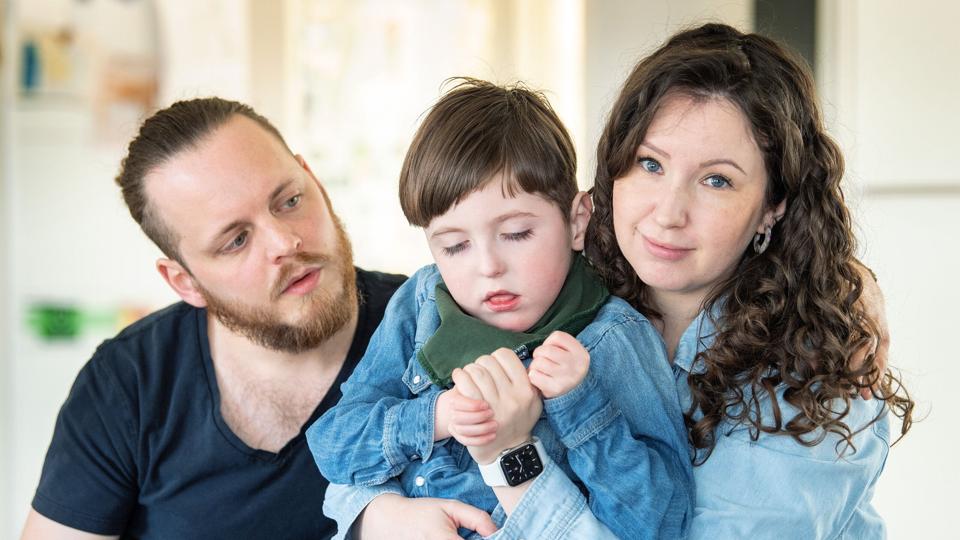 Morten og Anne Sophie Fuglsang må hele tiden kæmpe for at få den hjælp de har krav på til deres multihandicappede søn Bjørn. Foto: Bente Poder.
