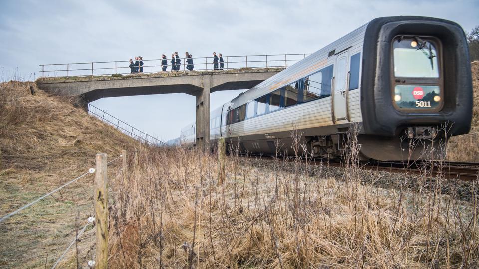 Elever fra Onsild Idrætsefterskole løber over Hitlerbroen. Ifølge skolen selv løber eleverne over broen flere gange om ugen som en del af deres morgenidrætsfag. Arkivfoto: Martin Damgård