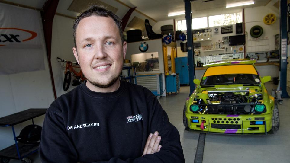Mads Andreasen arbejder til daglig med de danske Hercules-fly på Flyvestation Aalborg. En stor del af sin fritid bruger han i værkstedet hjemme på gården lidt uden for Veddum. Foto: Bo Lehm <i>Bo Lehm</i>