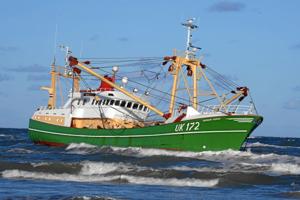 Trawler står hårdt på grund: Høje bølger driller fritrækning