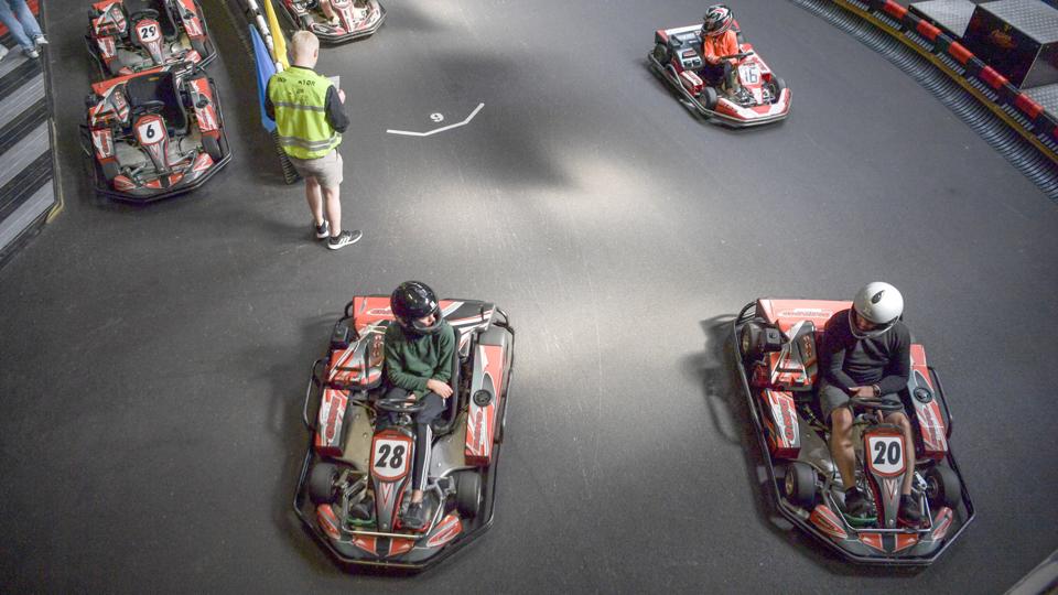 Den 1,1 kilometer lange og varierede gokart-bane er blandt de største i landet under tag Foto: Henrik Louis