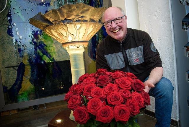 Jens-Peter Skov blev mundlam, da han modtog 30 røde, langstilkede roser af en kunde i anledning af sit 30-års jubilæum.