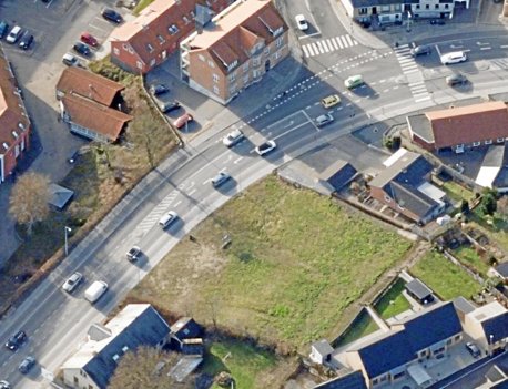 Den tomme grund på Hostrupvej 10-16 har været til salg siden 2015. Skråfoto: Styrelsen for Dataforsyning og Effektivisering