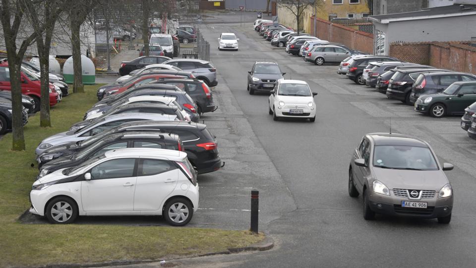Fyldte parkeringspladser er ikke mindst et problem på Mammutpladsen. Arkivfoto: Bente Poder