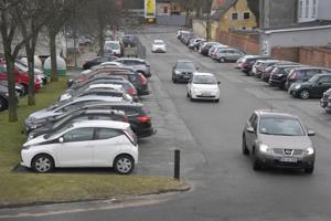 Propfyldte p-pladser giver parkeringskaos: Hjørrings borgmester jagter løsning