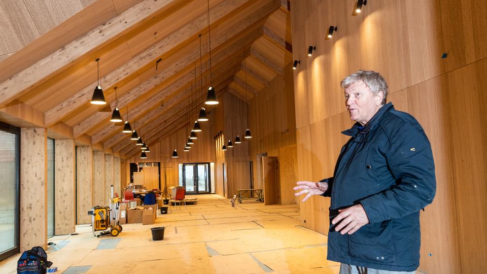 Der er egepaneler på væggene. Nogle af dem perforerede, hvilket giver en god lydoplevelse i rummet. Jørn Ussing Larsen står her i den del, der skal indeholde cafe. Foto: Peter Broen. <i>Foto: Peter Broen</i>