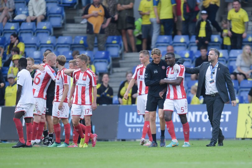 Jores Okore føres væk af Simon Enevoldsen efter tumulten efter kampen. Foto: Bente Poder