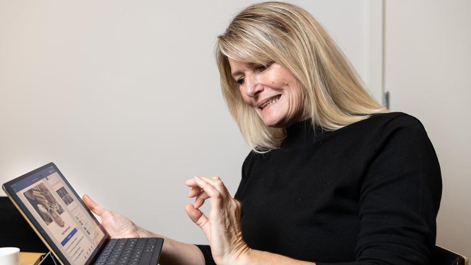 Borgmester Birgit Hansen (S) er blevet kaldt rigtig grimme ting på de sociale medier, og har mærket tonen blive mere rå i de 18 år hun indtil videre har været i politik. Foto:; Peter Broen