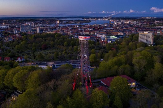 Aalborg Tårnet har tidligere skiftet farve - her i anledning af 75-års-dagen for befrielsen. Arkivfoto: Henrik Bo <i>Foto: Henrik Bo</i>