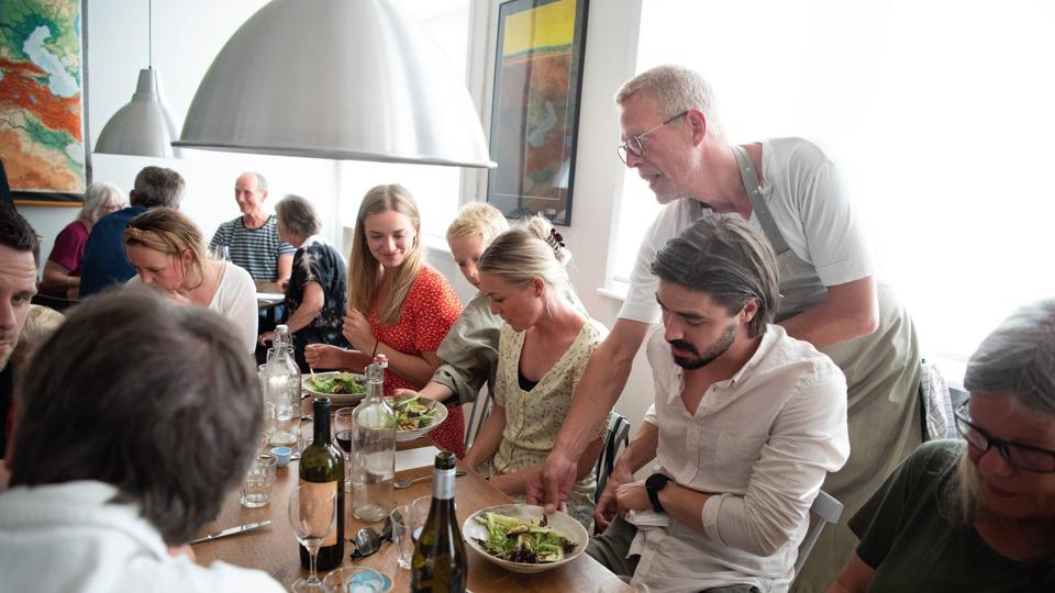 Camillos Sommerkøkken på Tversted Skole har i løbet af sommeren inviteret et par gæstekokke indenfor. Denne aften er det Michael Museth, der driver Folkets Madhus i København og desuden er kendt som tv-kok. Foto: Bente Poder