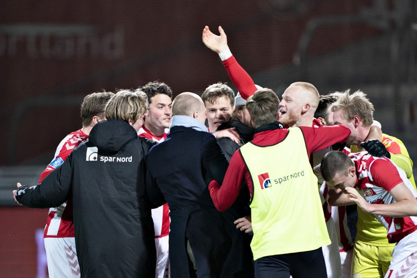 AaB samledes om målmand Jacob Rinne, da mandagens tiltrængte sejr skulle fejres. Foto: Henning Bagger/Ritzau Scanpix <i>Ritzau Scanpix</i>