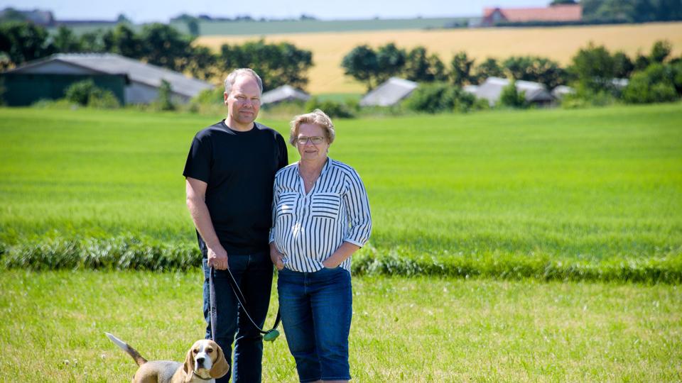 Nina Nyby Kristensen og Benny Arentsen frygtede i 2018 for udvidelse af minkfarmen bag dem. Men der blev aldrig bygget til, og nu er farmen fortid. Arkivfoto: Bo Lehm