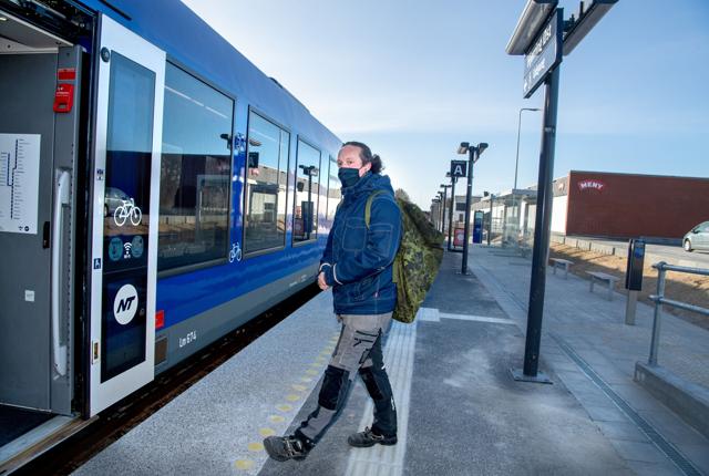 Henrik Berg er glad for det nye togstoppested. Foto: Bente Poder.