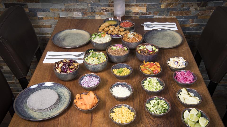 Bordet fyldes af skåle - og så gælder det om at vide, hvordan man får de mexicanske smage frem. Foto: Peter Broen <i>Peter Mørk</i>