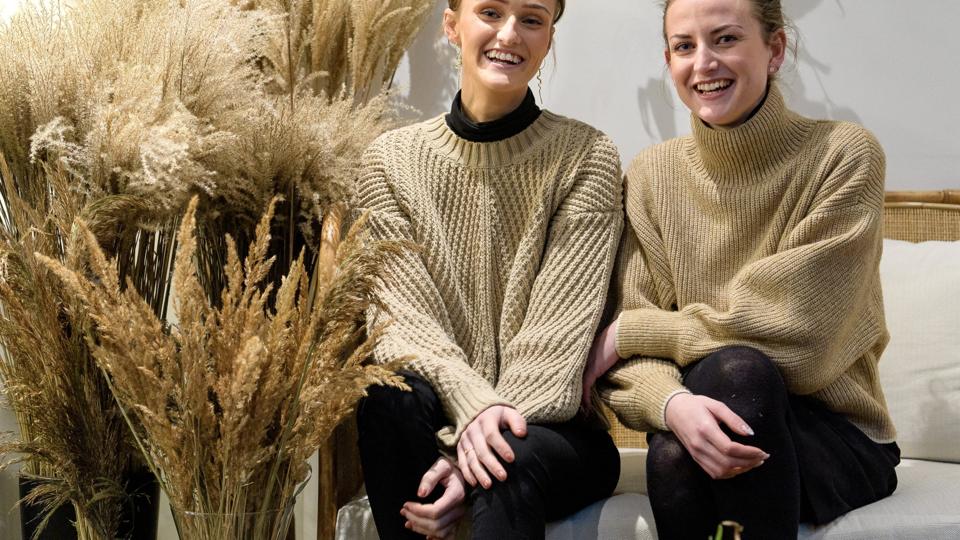 Søstrene Thea Brandi (tv.) og Emma Brandi arbejder nu sammen i blomsterbutikken Folium, som Emma Brandi og Christian Højberg er indehavere af. Det sker tit, at de har ens tøj på, og når de bærer mundbind, forveksler kunderne dem ofte med hinanden.