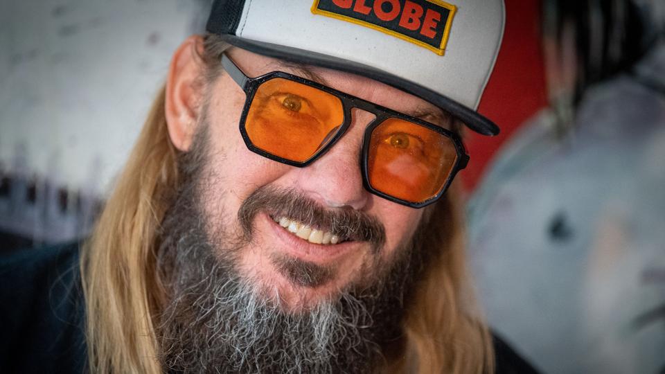 - Vi havde lige gang i en kæmpefest - så blev der helt stille! Jonny Hefty har afbrudt sin 20 års jubilæums-tour sammen med Jøden. Han skulle også have overrakt Ordkraft-prisen på den nu aflyste festival. Arkivfoto: Kim Dahl Hansen <i>Kim Dahl Hansen</i>