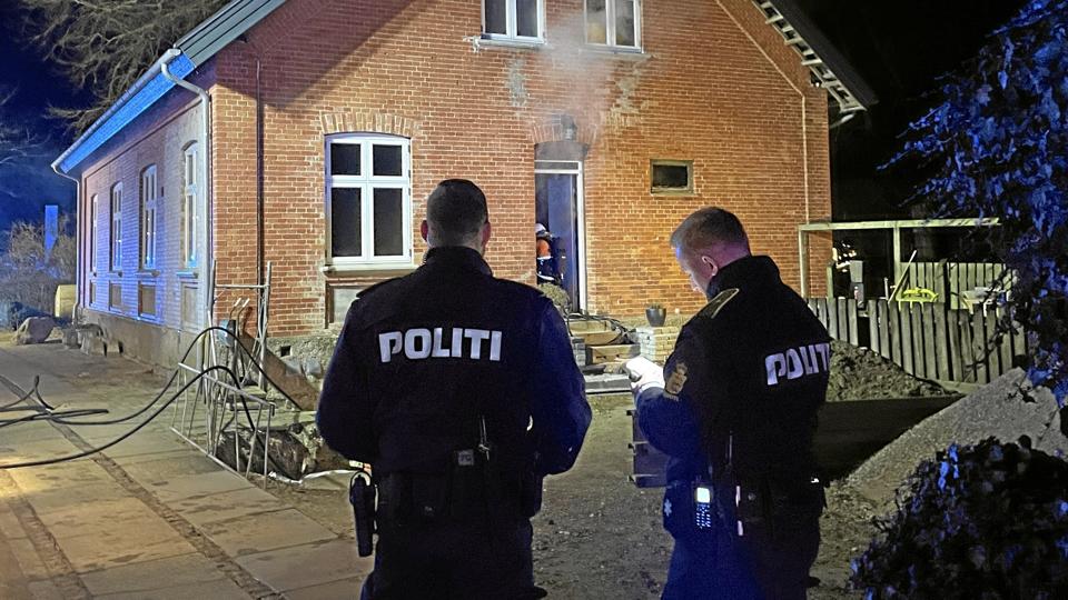 Ægteparret nåede ud af det røgfyldte hus i tide. Foto: Jan H. Pedersen