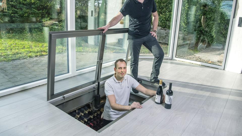 Brødrene René (i sort trøje) og Rasmus Glindvad Kristensen har altid haft en drøm om at stifte eget firma. - Vi er glade for, at vi tog springet. Det havde været ærgerligt at sidde som 60-årig og fortryde, at man ikke gjorde det. Foto: Henrik Louis