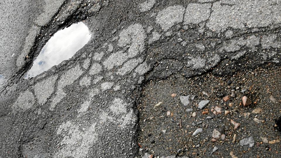 Samtlige 1300 kilometer kommunale veje er gennemgået for at få et overblik over deres standard - og den er ikke så god, at asfaltpengene rækker til at ordne alle steder med dårlig asfalt.Arkivfoto