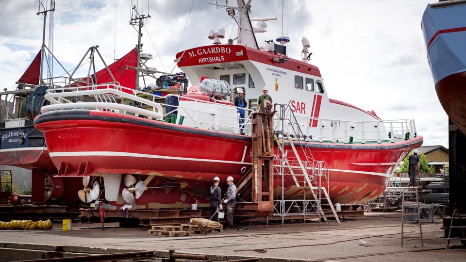 Siden 25. maj har den 31 år gamle redningsbåd Margrethe Gaardbo ligget på værft i Strandby, og der er udsigt til flere uger endnu, før den vender tilbage til Hirtshals, og det er langt ud over, hvad der er tilladt i beredskabsplanerne.
