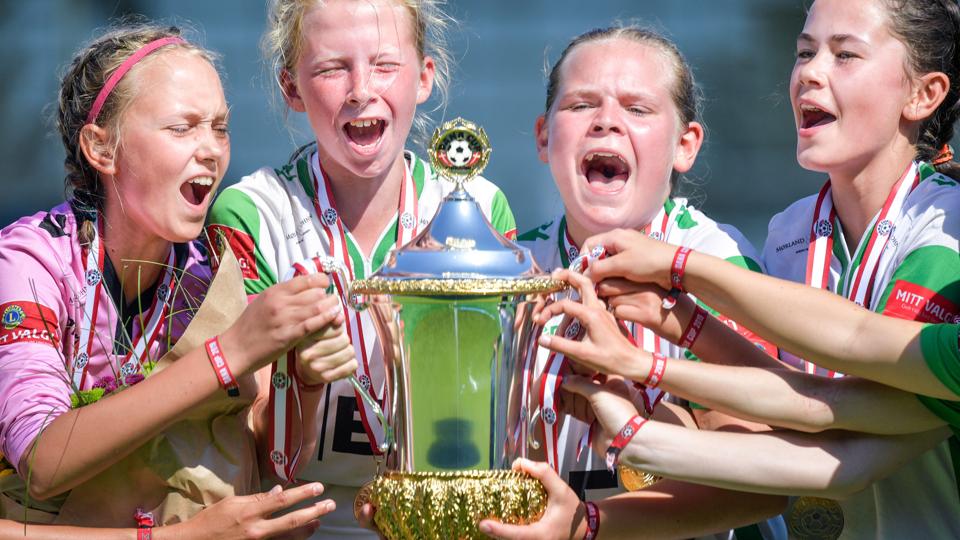 Yes! Glade ungdomsfodboldspillere jubler i sommervarmen. Foto: Teis Markfoged