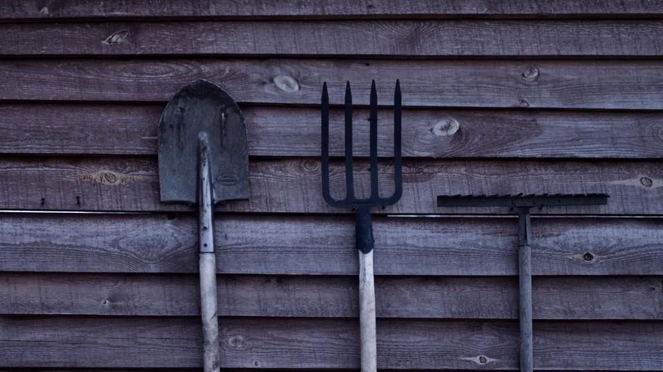 Det var med en møggreb som på dette foto, at den 36-årige mand sidst i maj angreb en kammerat på en adresse i Frederikshavn. Foto: Nastya Kvokka/Unsplash