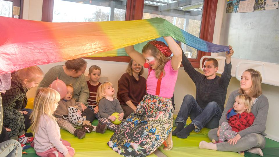 Klovnen Nynne (Stine Givskud) var på besøg som fødselsdagsgave til legestuen Spiren. Først var nogle af børnene lidt forbeholdne - for ikke at sige bange - men efterhånden lod alle sig charmere af den meget stilfærdige og forsigtige spasmager. Foto: Henrik Louis