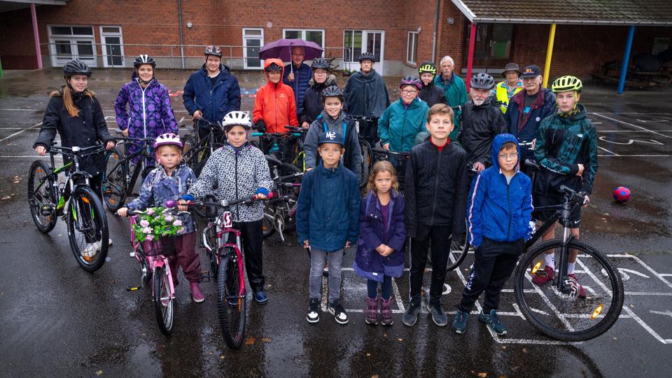 Store og små cyklister i Hellum har fået endnu mere brug for en cykelsti til Skørping, efter at Hellum Friskole her i baggrunden lukkede for nylig. Foto: Torben Hansen