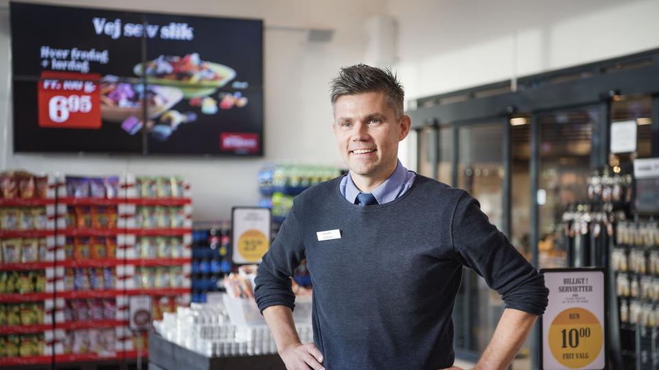 Uddeler Mogens Knudsen, SuperBrugsen i Løkken, er ifølge årsregnskabet for 2019 chef for 110 ansatte. I højsæsonen har han 25-30 ungarbejdere ansat, og han vil gerne, de kender til reglerne på arbejdsmarkedet. Arkivfoto: Hans Ravn