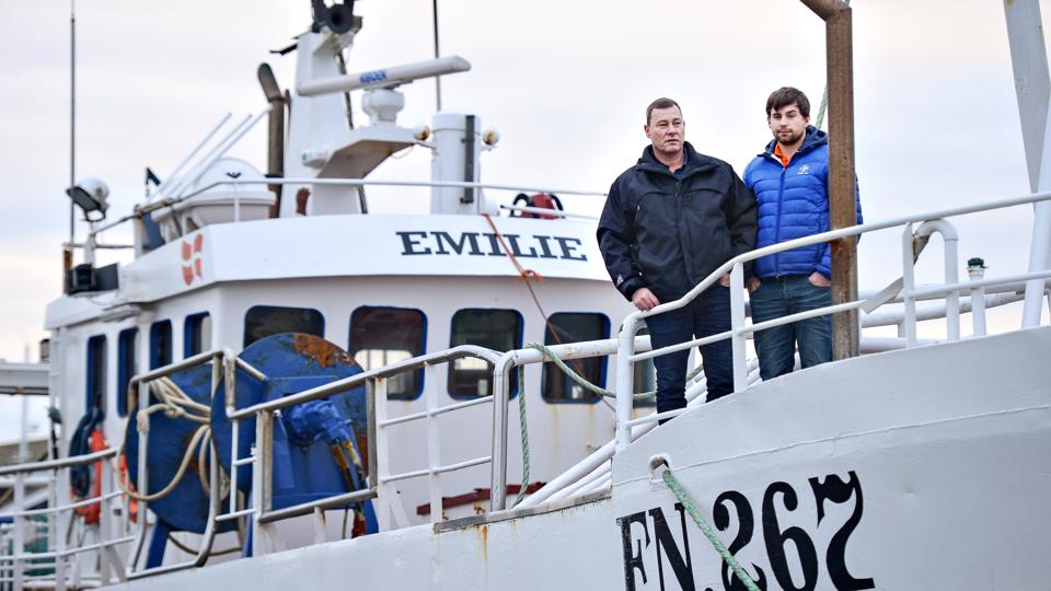 55-årige Ejner Klitlund med sin søn, 29-årige Rasmus Klitlund. De har valgt at sælge båd og de fleste fiskekvoter. Kutteren er 24 meter lang. <i>Arkivfoto: Claus Søndberg</i>