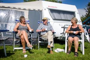Naboer gennem 40 år på bibel-camping: Beder for hinanden i op- og nedture