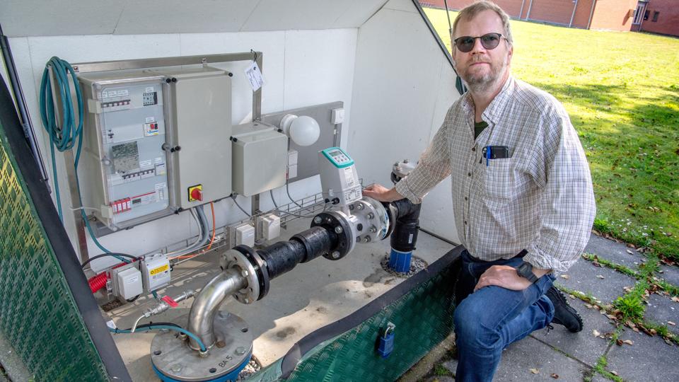 Produktionschef, Jacob Andersen ved en af de 19 vandboringer i Bagterp. Foto