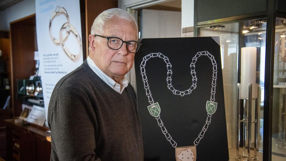 Guldsmed Poul Clausen fra Hjallerup lavede borgmesterkæden til det tidligere Dronninglund Kommune. Den findes dog ikke mere, da man har besluttet at smelte den om og genbruge guldet til en ny borgmesterkæde. Foto: Kim Dahl Hansen <i>Foto: Kim Dahl Hansen</i>