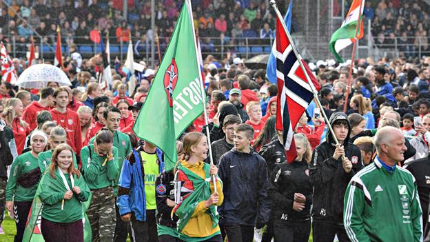 Indmarchen mandag er en festlig tradition og startskuddet på en uge med masser af fodbold. <i>Arkivfoto: Bent Bach</i>