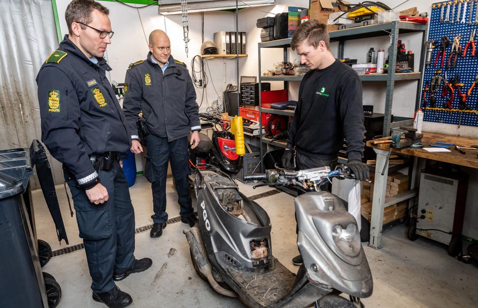 Politiassistenterne Søren Panum (tv) og Rasmus Edinger sammen med Jeppe Hyltoft fra Hjørring Synshal, der kigger nærmere på de beslaglagte knallerter. Foto: Peter Broen <i>Foto: Peter Broen</i>