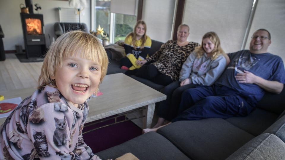 Døtrene i Bom-familien er hjemme igen og glade efter en dramatisk og kaotisk anbringelse. Foto Martin Damgård.