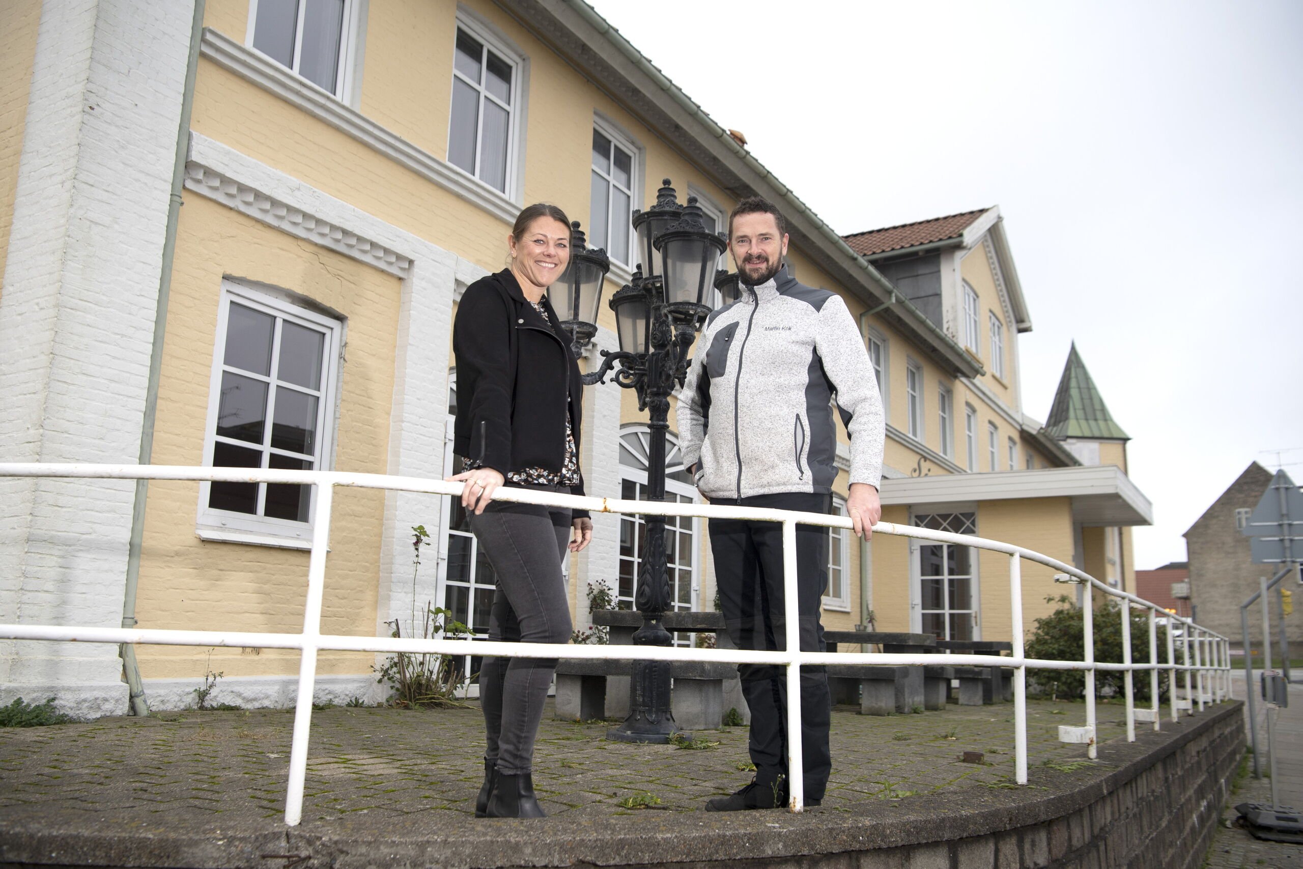 Martin og Bettina rykker ind på lukket hotel: - Nu skal der snart gang i festerne