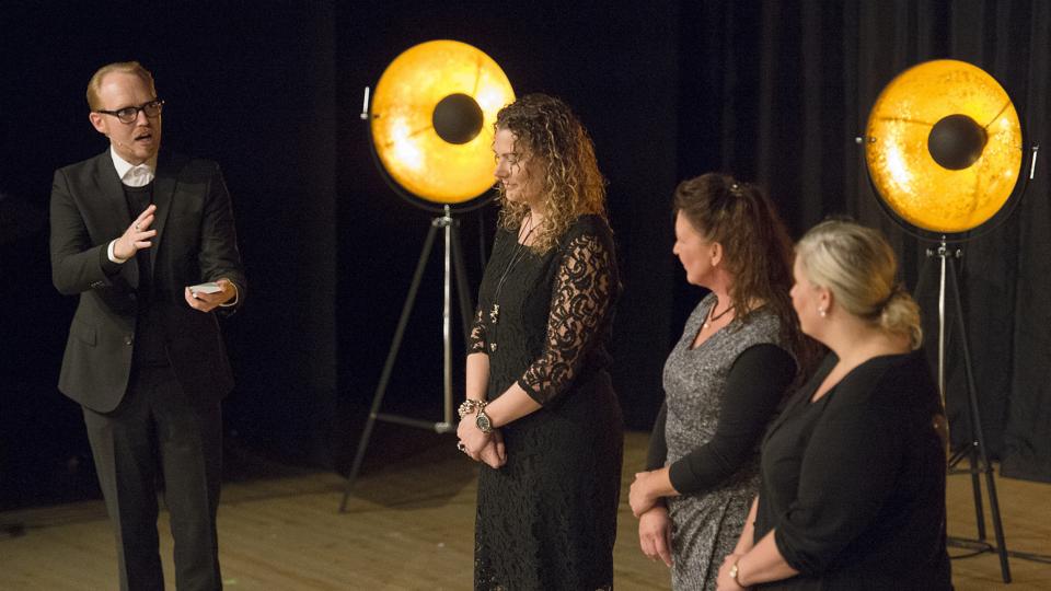 Jan Hellesøe er kendt fra TV og er blandt de optrædende ved frivilligfesten på Mors. Her ses han ved optræden i Morsø Teater i 2015. Arkivfoto: Peter Mørk