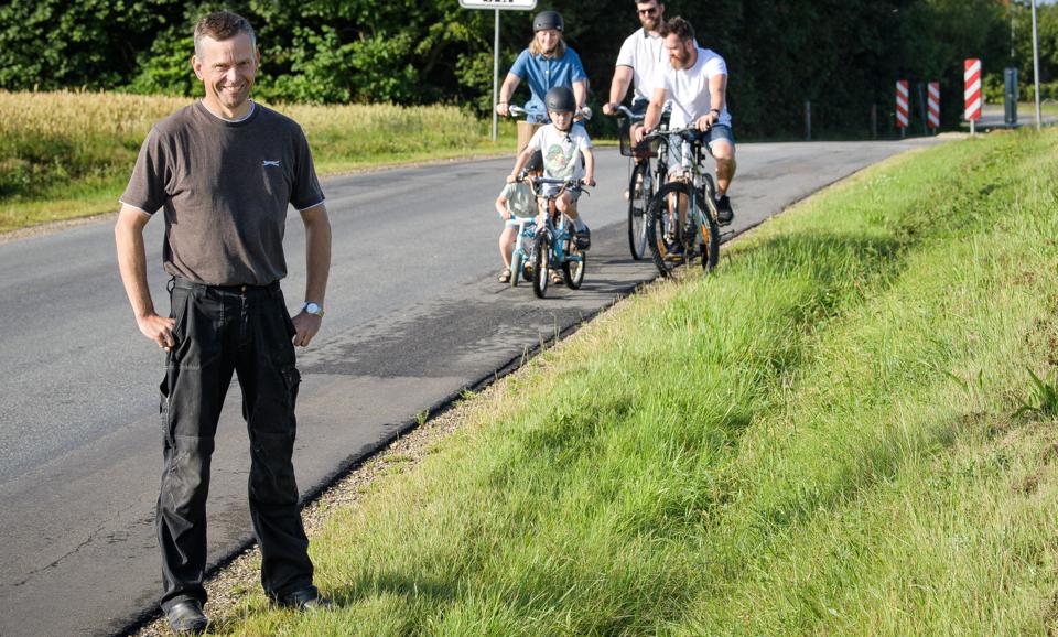 Den ny cykelsti skal gå langs vestsiden af Smedebjergevej, hvor Svend Erik Villadsen står i rabatten. Foto: Bo Lehm